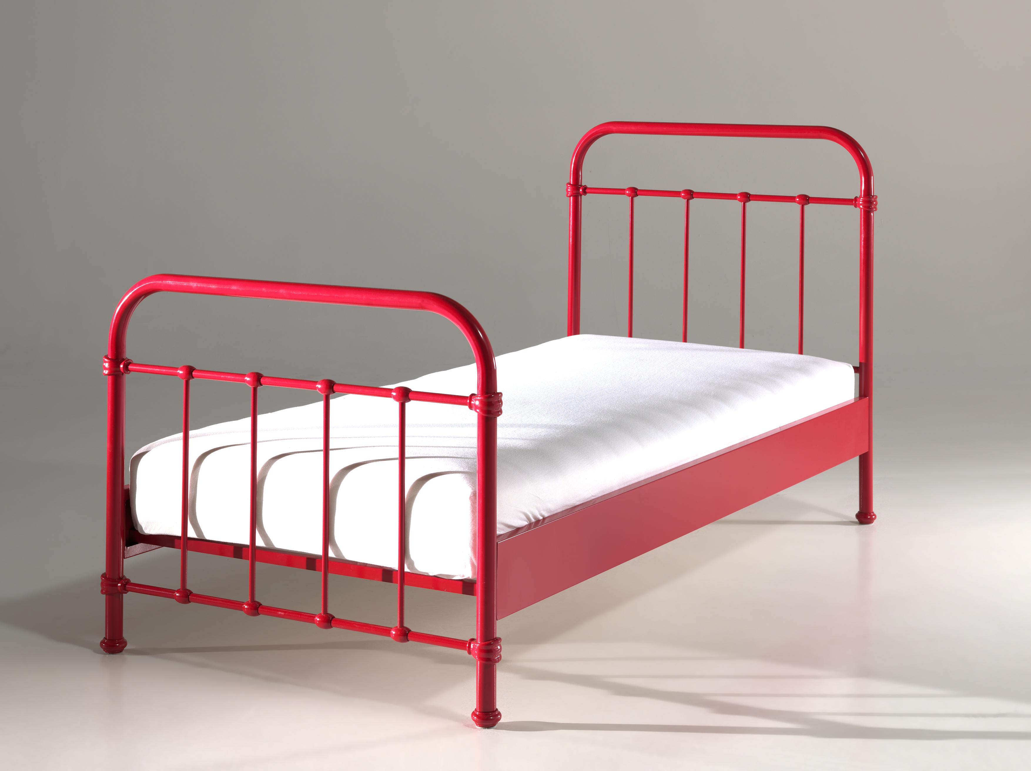Кровать окпд. Металлические кровати для детей. Железная кровать. Железная кровать для ребенка. Кровать железная красная.
